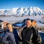 Carina og Martin avbildet på Svalbard. De driver Green Dog Svalbard.