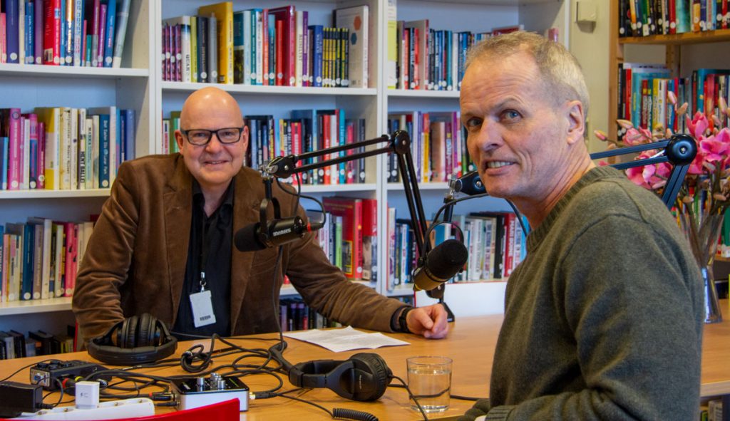 Erling Kagge og Knut Brevik i podkastopptak. De har et bord med mikrofoner mellom seg.