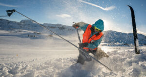 Snøskred: Mann leter i et snøskred.