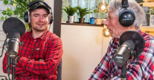 Jens Kvernmo og Dag Kjelsaas i studio for podkcast opptak. Begge i rutete tømmerhuggerskjorter.