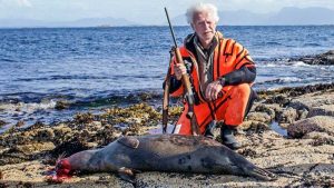 Moten Bronndal på kne foran en død sel.