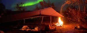 Tarp og bål. Foto Bengt-Are Barstad