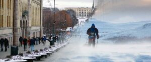 Skiløper på Karl Johan. Montasje/illustrasjon.